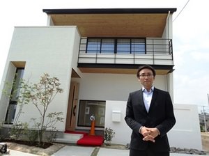 2014.05.02創建ホーム(正面全体・安田さん).jpg