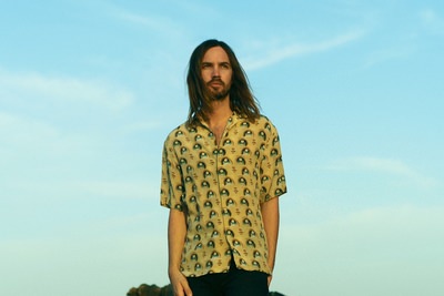 Tame Impala メインアー写 photo by Neil Krug 小.jpg