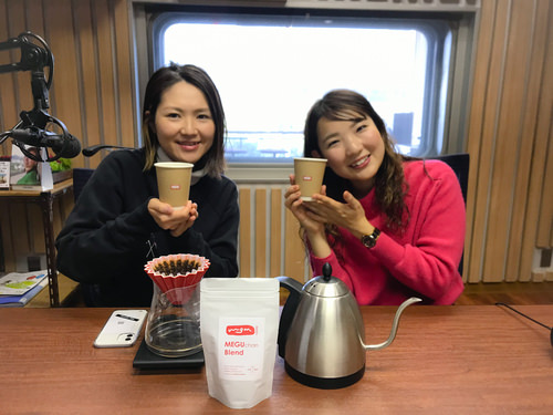 女性バリスタが淹れる浅煎りコーヒー