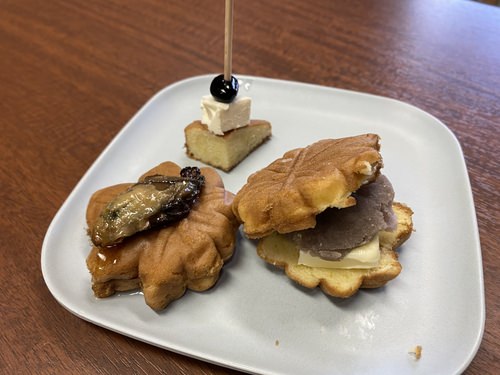 餡が入っていない、生地だけのもみじ饅頭が新登場！